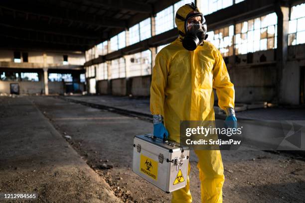 expert voor biochemisch onderzoek - biohazard symbol stockfoto's en -beelden