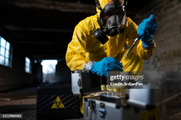 studio dei fattori di incidente biochimico - armi foto e immagini stock