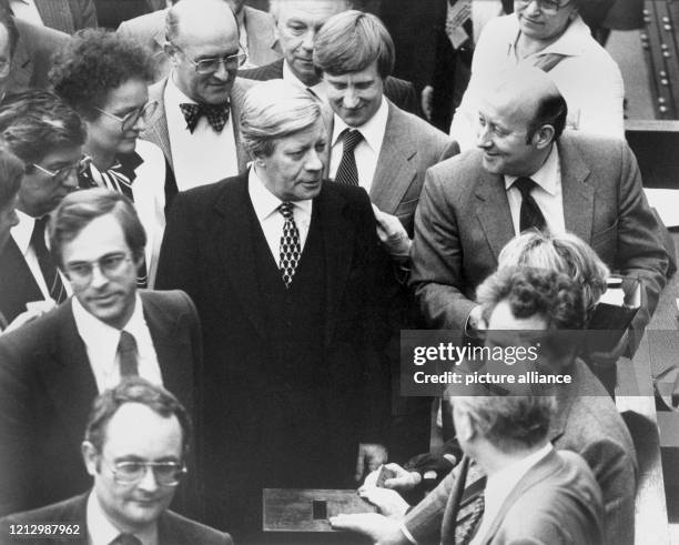 Bundeskanzler Helmut Schmidt umgeben von Parteigenossen bei der namentlichen Abstimmung. Mit einer Regierungserklärung eröffnete am in Bonn...