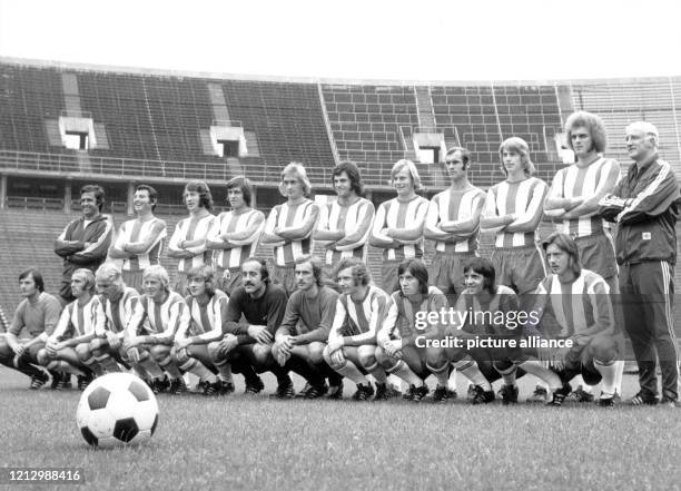 Fußball-Bundesligist Hertha BSC Berlin nimmt vor der Saison 1974/75 am im Olympiastadion Aufstellung für ein Mannschaftsfoto: Stehend : Co-Trainer...