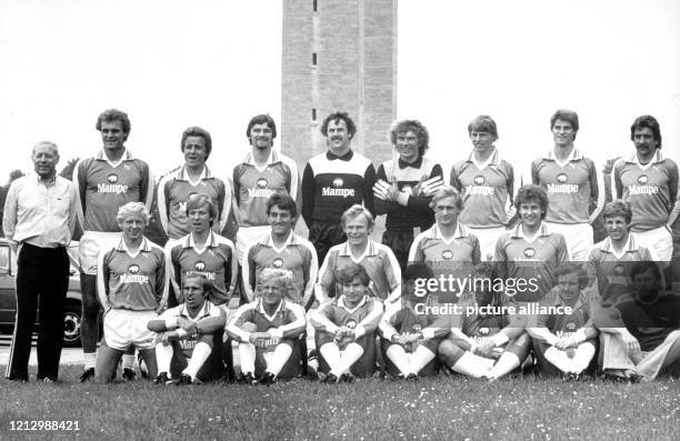 Fußball-Bundesligist Hertha BSC Berlin nimmt vor der Saison 1978/79 am am Olympiastadion Aufstellung für ein Mannschaftsfoto: Stehend : Trainer Kuno...