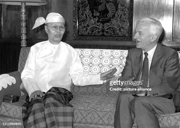 Der frühere Staatschef von Birma , Ne Win, am 6. Februar 1986 in Rangun im Gespräch mit Bundespräsident Richard von Weizsäcker . Ne Win wurde am 24....