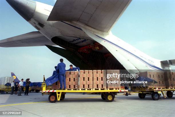 Auf dem Rhein-Main Flughafen in Frankfurt am Main wird am 11. Mai 1991 eine russische Antonov 124, das größte Transportflugzeug der Welt, mit 130...