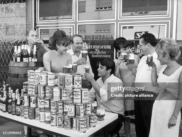 Siegfried Beissner , der Besitzer der Gaststätte "Biermuseum" in Ludwigshafen, probiert sich mit Gästen durch die verschiedenen Biersorten am...