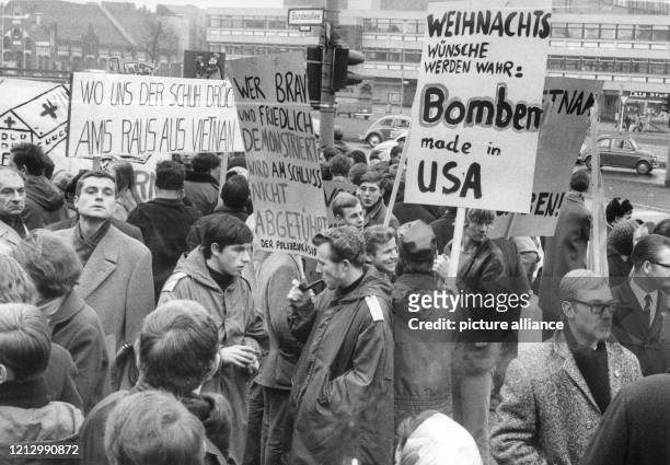 Demonstranten mit Plakaten während einer von der Kampagne für Abrüstung organisierten Demonstration gegen den Krieg in Vietnam am in Berlin. Der...