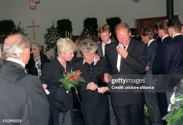 Die Eltern Jürgen und Helga Westphal bei der Beerdigung ihres Sohnes Michael Westphal auf dem Ohlsorfer Friedhof in Hamburg, im Hintergund...