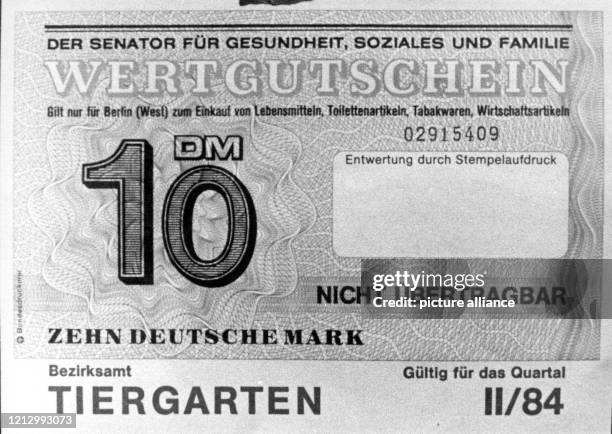 Ein Gutschein über zehn Mark, wie er von den Sozialämtern in Berlin 1984 an Asylbewerber ausgegeben wird. Daneben gibt es auch Gutscheine über fünf...