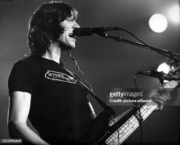 26 Roger Waters 1977 Photos and Premium High Res Pictures - Getty Images