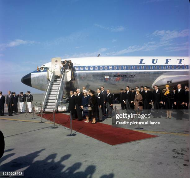 Bundespräsident Heinrich Lübke und seine Ehefrau Wilhelmine nach ihrer Ankunft in Haneda, dem Flughafen von Tokio, zwischen Kaiser Hirohito und...