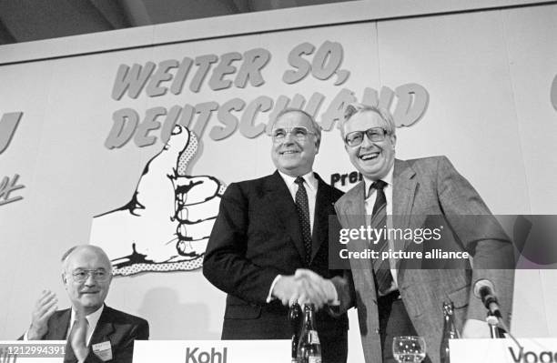 Nach der Wahl wird Bundeskanzler Helmut Kohl von dem rheinland-pfälzischen Ministerpräsidenten Bernhard Vogel am in Mainz zu seinem Erfolg...