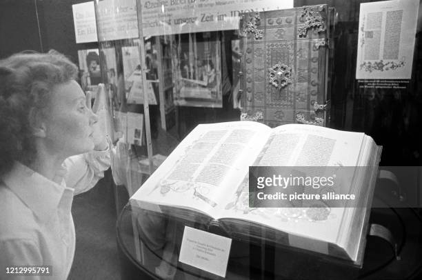 Als bibliophile Kostbarkeit schlägt auf der 29. Internationalen Buchmesse in Frankfurt am Main ein Faksimile-Druck der 42-seitigen Gutenberg-Bibel...