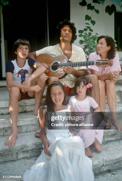 Der in Griechenland geborene deutsche Schlagersänger Costa Cordalis während des Urlaubs mit seiner Familie auf der griechischen Insel Korfu im August...
