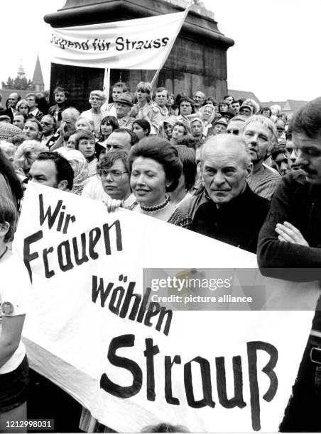 Wir Frauen wählen Strauß und "Jugend für Strauß" steht auf großen Spruchbändern, die Strauß-Anhänger am 5.9.1980 vor der Kaiserpfalz in Goslar...