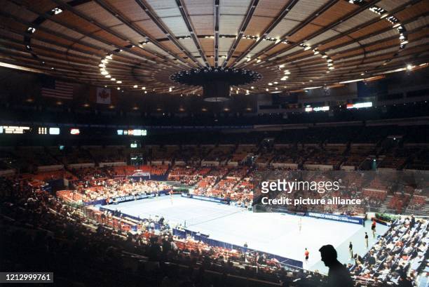 Diese Weitwinkel-Aufnahme zeigt den weltberühmten Madison Square Garden von New York während des "Masters Turniers" im Januar 1986.