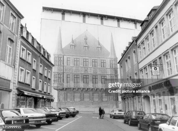 Täuschend echt zeigt die Schutzplane vor dem eingerüsteten Großherzoglichen Palais in Luxemburg das Palais Grand Ducal de Luxembourg. Aufnahme vom ....