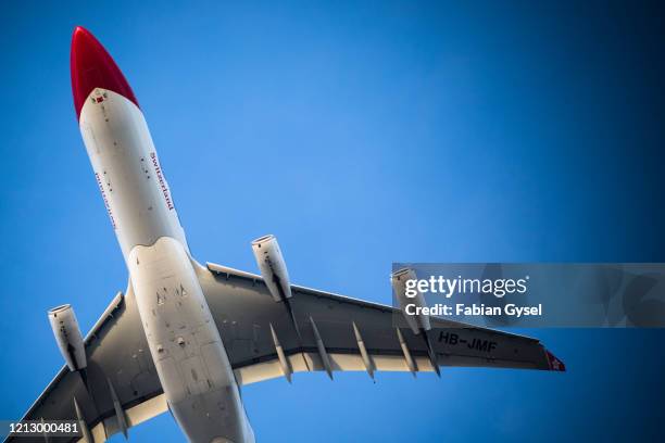 edelweiss air airbus a340 - repatriation imagens e fotografias de stock