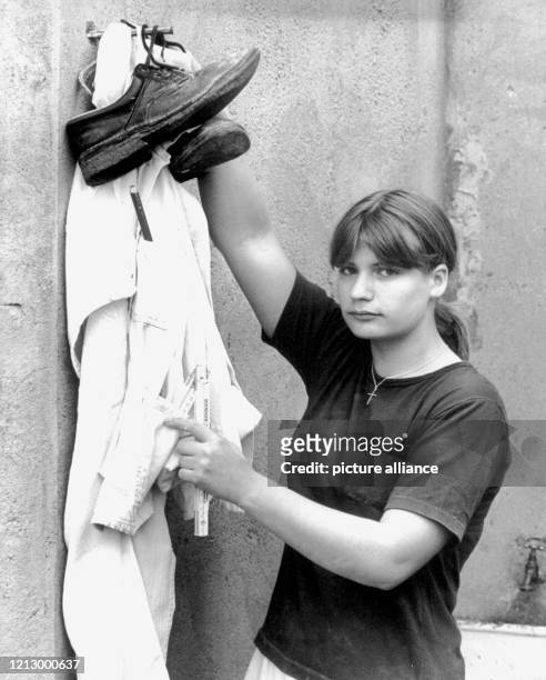 Mit nachdenklichem Gesicht hängt die 17 jährige Rita Nowojski, der zweite weibliche Stukkateur-Lehrling Nordrhein-Westfalens, am 5. Juni 1980 in...