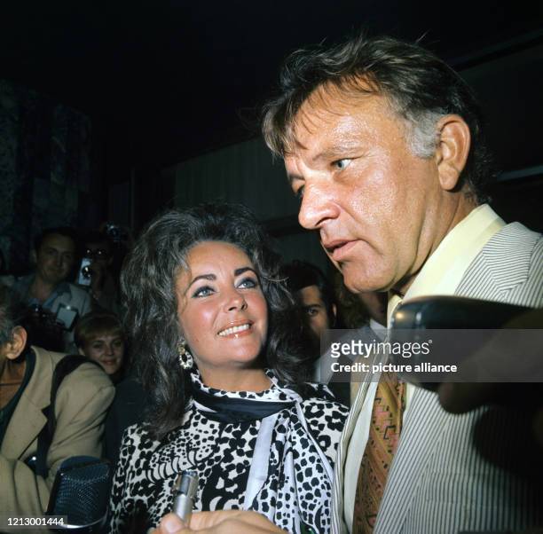 Das Schauspielerpaar Elizabeth Taylor und Richard Burton im September 1971 in Nis in Jugoslawien. Foto: Dieter Klar +++ dpa - Report+++