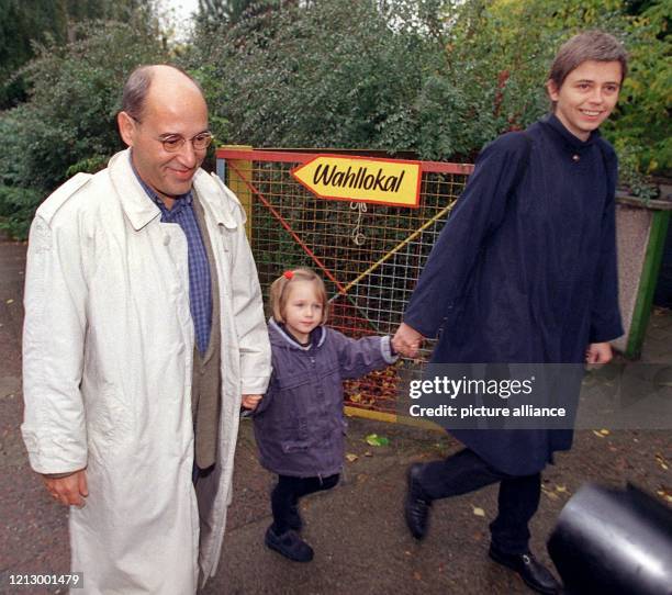 Der PDS-Spitzenpolitiker Gregor Gysi mit Ehefrau Andrea und Tochter Anna, aufgenommen am in Berlin. In der Affäre um die Nutzung von Bonus-Flugmeilen...