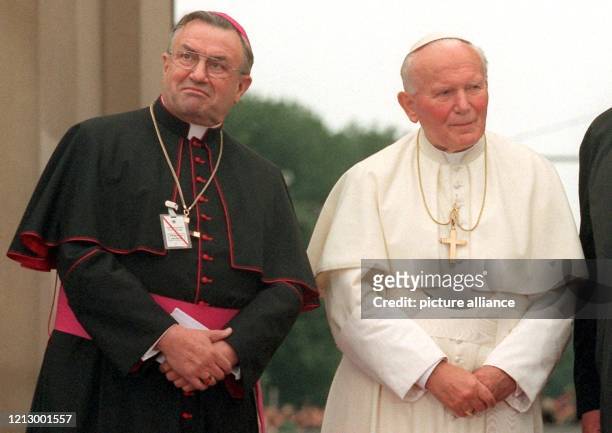 Papst Johannes Paul II. Und der Vorsitzende der Deutschen Bischofskonferenz, Bischof Karl Lehmann, am 23.6.1996 in Berlin. Papst Johannes Paul II....