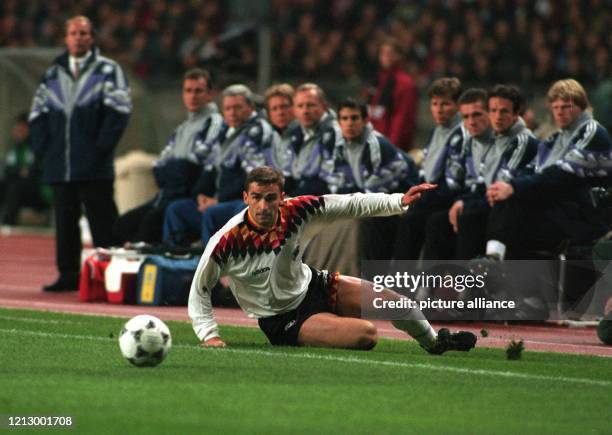 Der deutsche Stürmer Stefan Kuntz hat beim EM-Qualifikationsspiel Deutschland gegen Bulgarien am 15.11.95 im Berliner Olympiastadion an der...