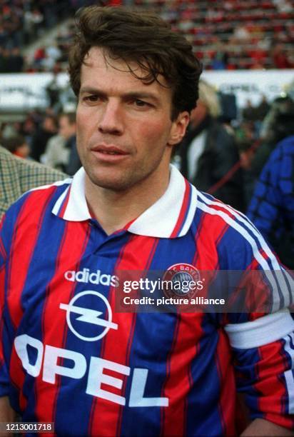 Lothar Matthäus läuft am 18.11.95 beim Bundesligaspiel FC Bayern München gegen Werder Bremen wieder als Kapitän der Münchner ins Olympiastadion ein....