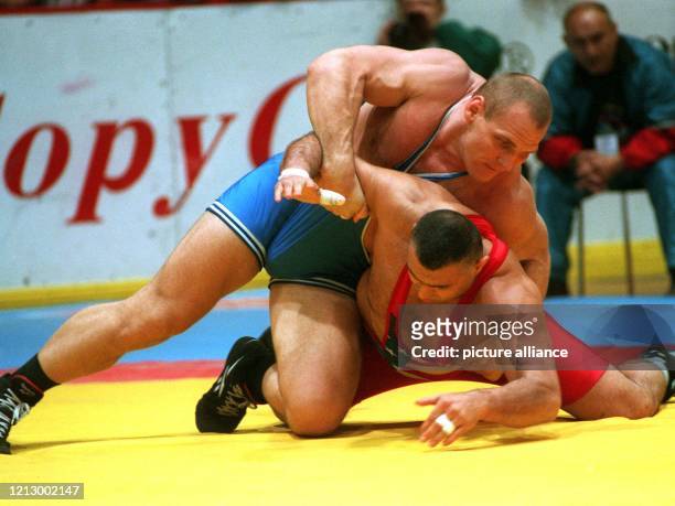 Keine Chance läßt Superschwergewichtler Alexander Karelin aus Rußland im Halbfinale der Ringer-Weltmeisterschaften im griechisch-römischen Stil am...