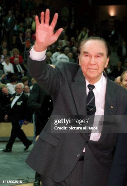 Winkend betritt Max Schmeling am in Berlin die nach ihm benannte Sporthalle. Die bis zu 10000 Zuschauer fassende Arena wurde im Rahmen der...