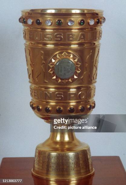 Blick auf den golden schimmernden DFB-Pokal, der 1964 vom Kölner Künstler Wilhelm Nagel geschaffen und 1991 mit einem neuen größeren Sockel versehen...