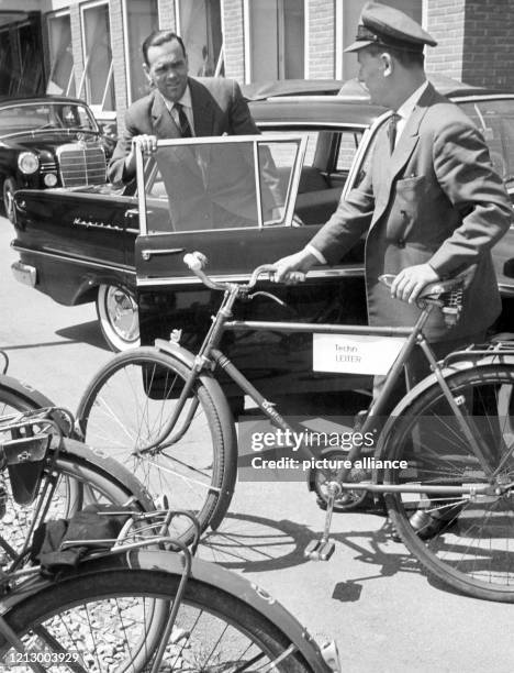 Der Chauffeur bringt dem Technischen Leiter einer Raffinerie bei Dinslaken sein Fahrrad, aufgenommen 1961. Aus Sicherheitsgründen benutzen Techniker...