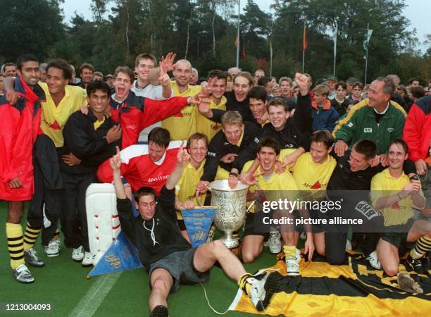 Die Hockey-Spieler des Harvestehuder THC Hamburg posieren am in Mülheim an der Ruhr nach dem Gewinn der ersten Deutschen Feldhockey-Meisterschaft...