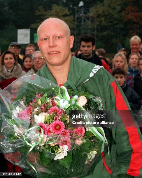 Der erfolgreichste deutsche Hockey-Spieler aller Zeiten, Carsten Fischer, hält am einen Blumenstrauß in seiner Hand. Der 35jährige beendete...
