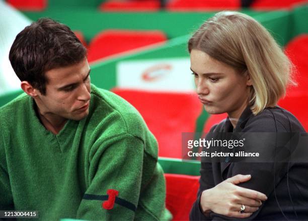 Fußball-Nationalspieler Mehmet Scholl unterhält sich auf der Zuschauertribüne des Grand Slam Cups am 3.12.1996 mit Jessica Stockmann, die wenig Grund...