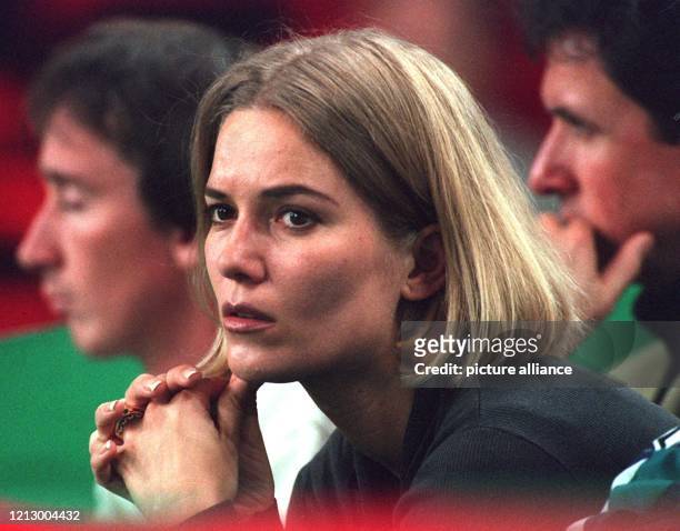 Michael Stichs Ehefrau Jessica sitzt am in der Münchner Olympiahalle und verfolgt das Spiel ihres Mannes gegen den Briten Tim Henman. Für die Zukunft...