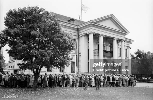 In langen Schlangen standen die Münchener am Mittwoch vor dem Prinz Carl-Palais, um von dem hier aufgebahrten bayerischen Ministerpräsidenten und...