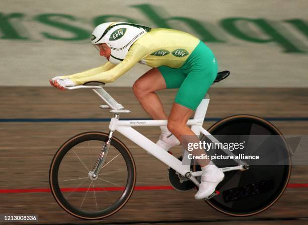 Die Rad-Olympiasiegerin Jeannie Longo-Ciprelli, aufgenommen am auf einem speziellen Zeitfahrrad in der Stuttgarter Schleyer-Halle beim Versuch den...