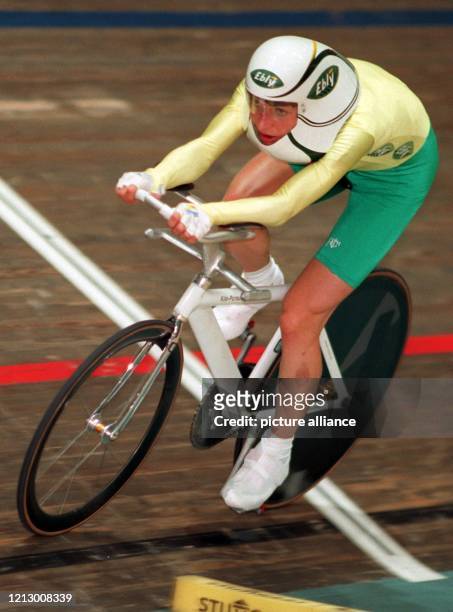 Die Rad-Olympiasiegerin Jeannie Longo-Ciprelli, aufgenommen am auf einem speziellen Zeitfahrrad in der Stuttgarter Schleyer-Halle beim Versuch den...