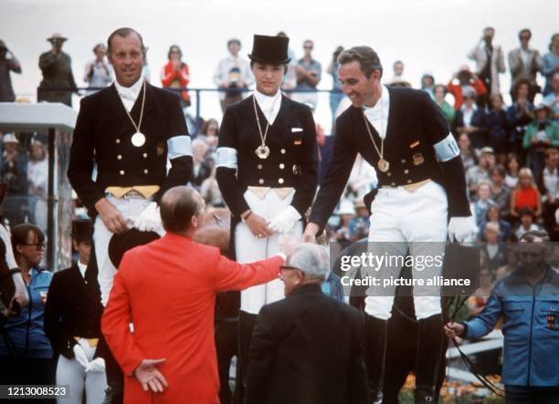 Der Gatte der britischen Königin, Prinz Philip, Herzog von Edinburgh, überreicht im Juli 1976 die Goldmedaillen und gratuliert der deutschen...