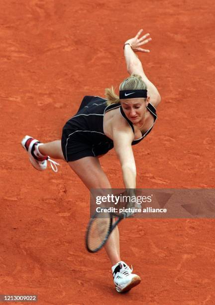 Tief blicken läßt Mary Pierce, als sie sich mit ihrem knapp geschnittenen Kleid streckt, um einen Rückhandball zu erlaufen. Die französische...