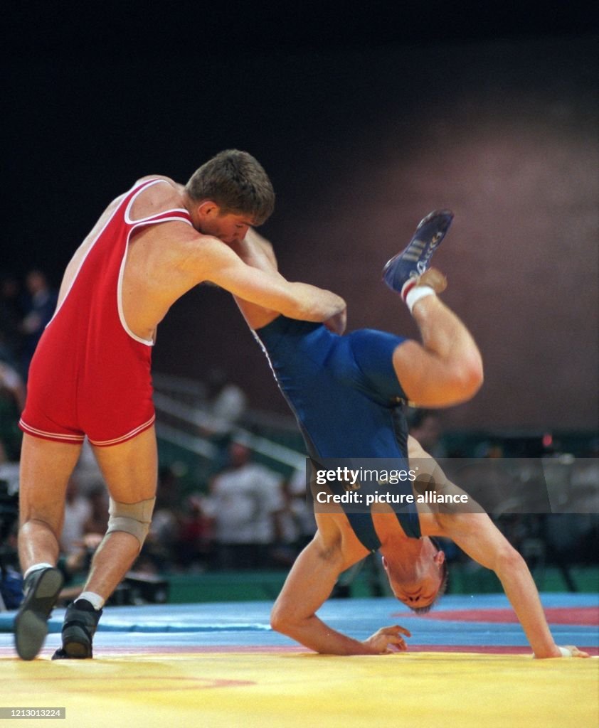 Kopf steht der deutsche Ringer Alexander Leipold am Freitag in seinem ...