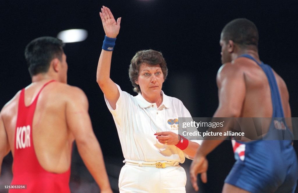 Die einzige Kampfrichterin im Ringen, Marianne Nobs aus der Schweiz ...