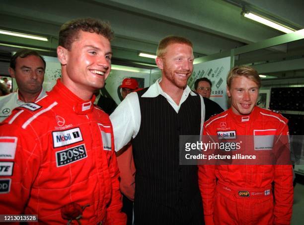Seite an Seite mit den McLaren-Mercedes-Fahrern David Coulthard und Mika Häkkinen präsentiert sich der deutsche Tennisspieler Boris Becker bei seinem...