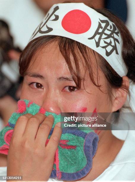 Enttäuscht über das Abschneiden der japanischen Judoka Ryoko Tamura weint diese Japanerin am Freitag im World Congress Center von Atlanta. Die...