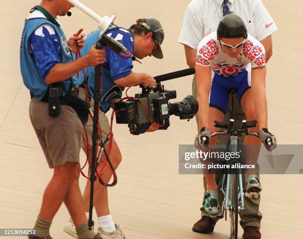 Ein Kamerateam filmt am den Start des britischen Bahn-Vierers bei den Olympischen Sommerspielen auf der Radrennbahn im Stone Mountain Park bei...