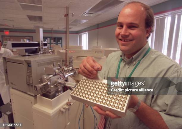 Früherer enger Mitarbeiter des verstorbenen Manfred Donike, am im Doping-Labor von Atlanta mit einer Urinprobe und einem Massenspectrographen . Zum...