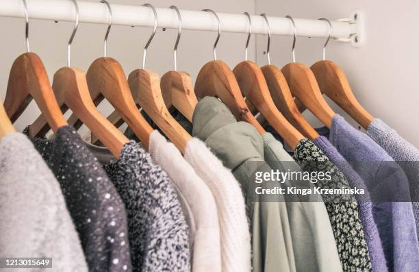 clothes hanging in the wardrobe - barra para colgar la ropa fotografías e imágenes de stock