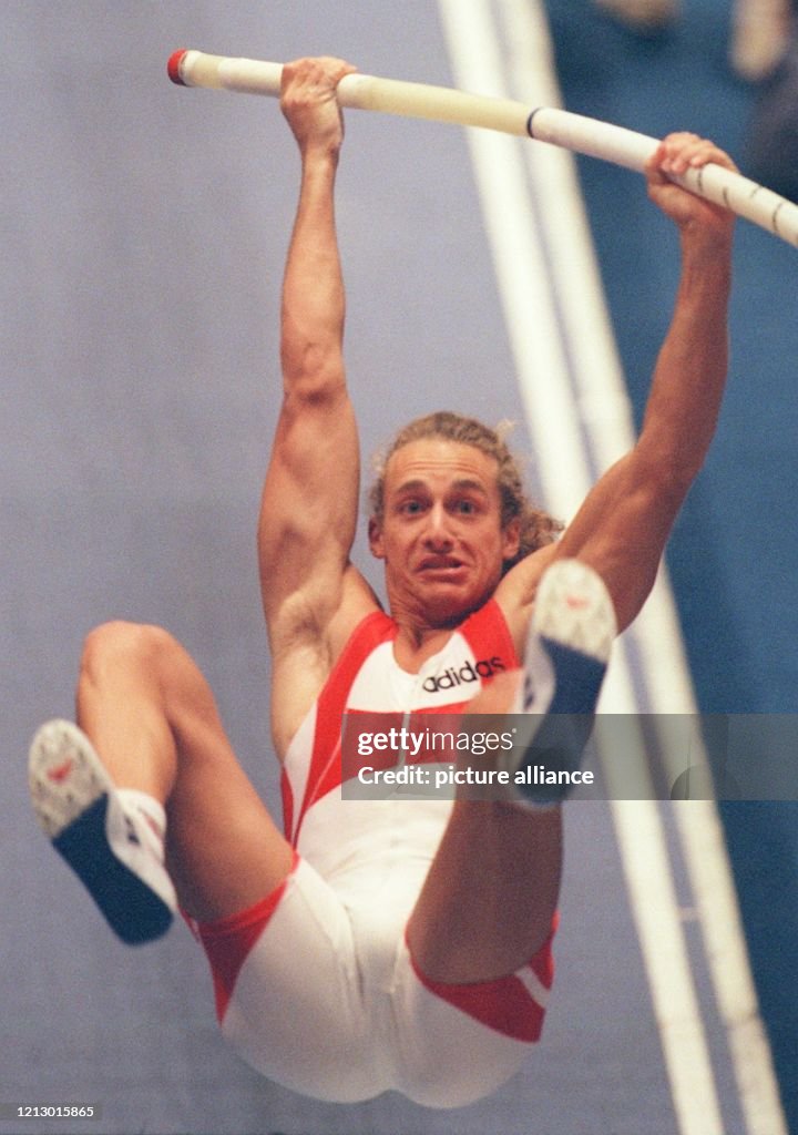 Lobinger Der deutsche Leichtathlet Tim Lobinger beim Stabhochsprung-Wettbewerb ...
