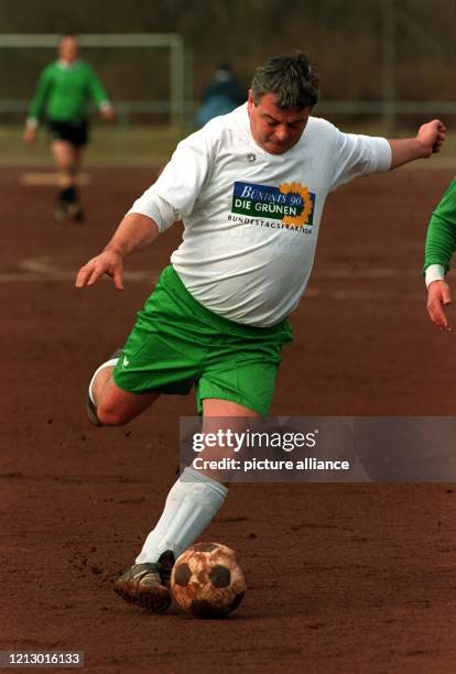 Joschka Fischer, Fraktionssprecher von Bündnis 90/Die Grünen spielt am 3.3.96 in Mainz-Laubenheim Fußball. Die Fußballmannschaft der...