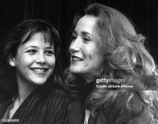 Die französische Nachwuchsschauspielerin Sophie Marceau mit ihrer Kollegin Brigitte Fossey am in Frankfurt am Main bei der Premiere des Films "La...