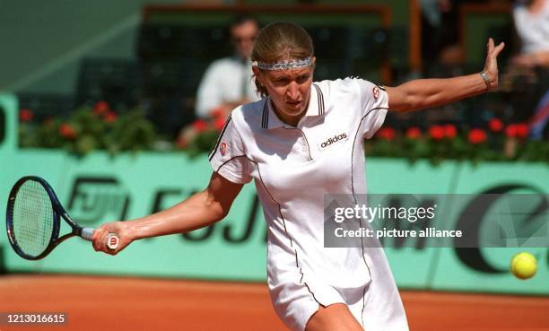 Mit einem weißen "Tenniskleid" bekleidet, schlägt die deutsche Tennisspielerin Steffi Graf am in ihrem Zweitrundenspiel bei den French Open in Paris...